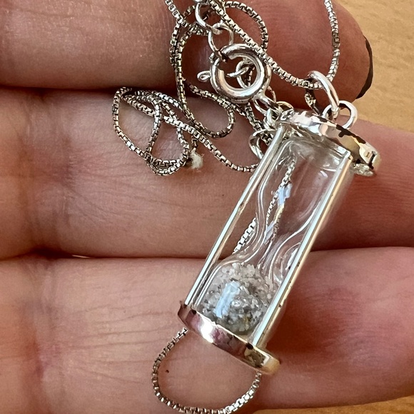VINTAGE HOURGLASS SAND CLOCK PENDANT CHAIN NECKLACE SILVERTONE METAL VERY UNIQUE - Picture 8 of 16